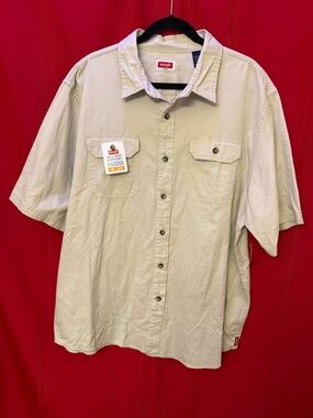 Wrangler Men’s XL Relaxed Fit Collared Short Sleeve Button Up Shirt in Khaki